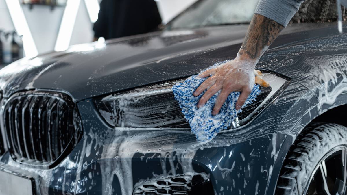 lavando carro preto com shampoo automotivo