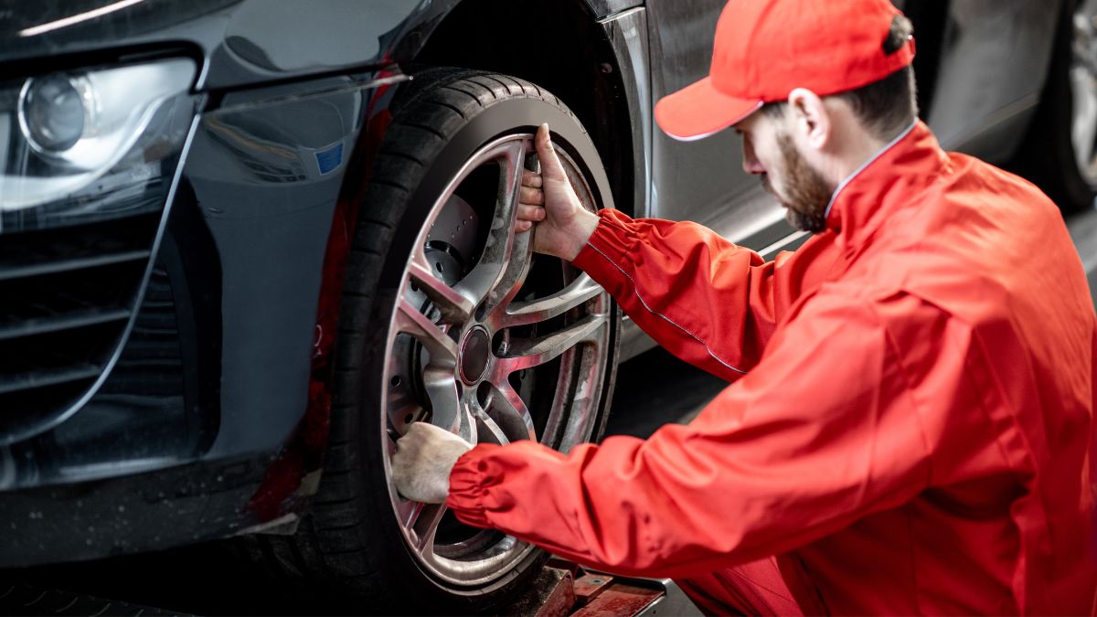 mecânico consertando pneu de carro